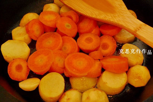 胡萝卜切楔形厚片，土豆煎到一半时下锅