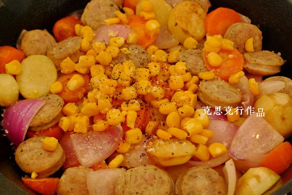 玉米粒或豌豆都属于可选项，盐和黑胡椒调味