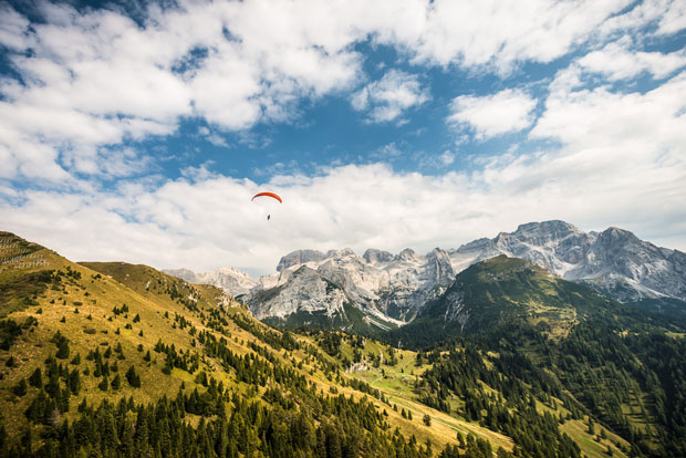Photographer Captures Incredible Aerial Shots While Paragliding paragliding 10