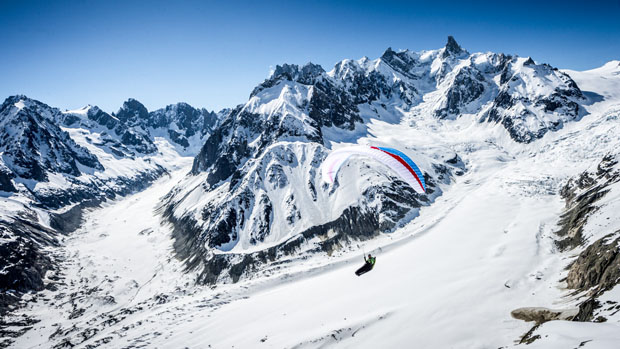 Photographer Captures Incredible Aerial Shots While Paragliding paragliding 4