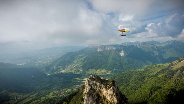 Photographer Captures Incredible Aerial Shots While Paragliding paragliding 11